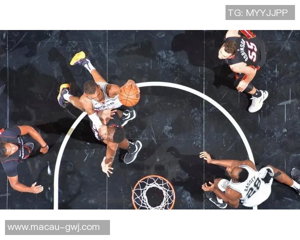 马刺与尼克斯激战正酣NBA经典对决再度上演球迷热情高涨