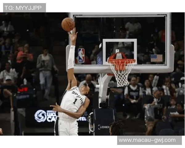 快船与马刺G3激战正酣谁能在季后赛中占得先机