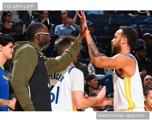 火箭与勇士西部决赛第五场激战回顾与精彩瞬间分析