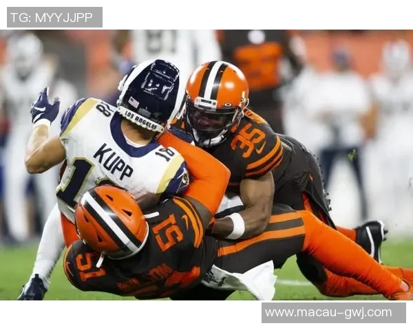 蓝十字与阿特拉斯的激烈对决谁能在这场比赛中笑到最后